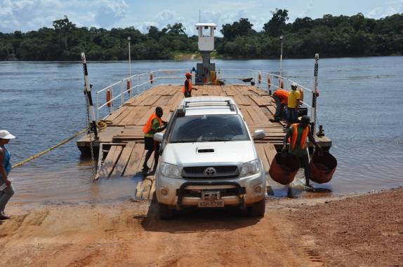 Embarcando a Fiona para a travessia do rio Essequibo, na Guiana